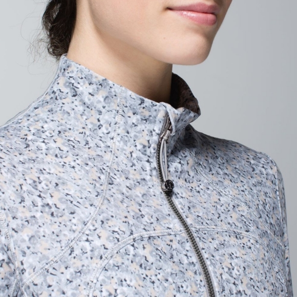 LULULEMON 6 Forme Jacket Cuffins Size 6 - Petite Fleur Silver Spoon - Picture 4 of 14